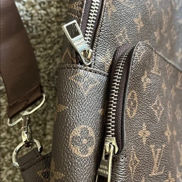Louis Vuitton Avenue Sling Bag - Picture 4 of 8
